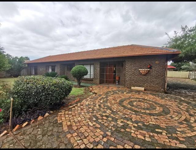 6 BEDROOM HOUSE FOR SALE IN RIVERSDALE